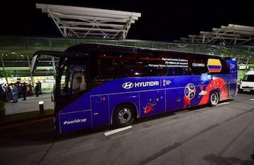 El bus que transportó a la Selección a la sede de concentración. "Aquí van 1 sueño, 3 colores y 50 millones de corazones", se lee en la parte superior.