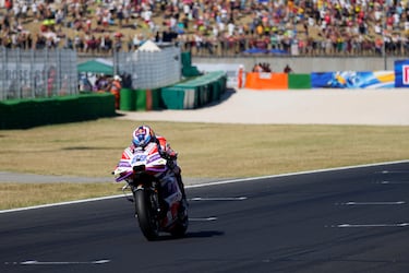 El piloto madrileño cruza la línea de meta el primero consiguiendo así la victoria en la carrera al sprint en el GP de San marino.
