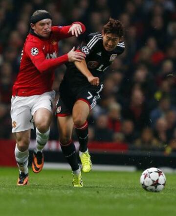 Manchester United-Bayer leverkusen. Son Heung-Min y Wayne Rooney durante el partido de Champions que enfrentó a ambos equipos