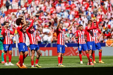 MADRID, 13/04/2024.-Los jugadores del Atl¨¦tico de Madrid saludan a la afici¨®n tras el partido de la jornada 31 de LaLiga EA Sports entre el Atl¨¦tico de Madrid y el Girona, este s¨¢bado en el estadio C¨ªvitas Metropolitano en Madrid.-EFE/ Rodrigo Jim¨¦nez