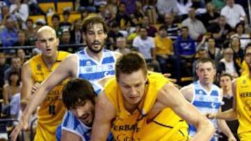 El ala p&iacute;vot del Herbalife Gran Canaria, Spencer Nelson ante el alero del Lagun Aro, Daniel D&iacute;ez.