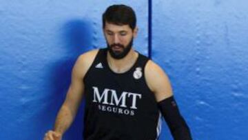 HABILIDOSO. Mirotic se maneja bien con las manos y con los pies.