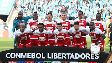 AME1235. IQUIQUE (CHILE), 18/02/2025.- Los jugadores de Santa Fe este martes, durante un partido de la Copa Libertadores entre Deportes Iquique e Independiente Santa Fe, en el estadio Tierra de Campeones en Iquique (Chile). EFE/ Alex Diaz