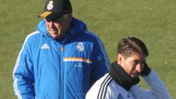 Sergio Ramos al lado de Ancelotti durante el entrenamiento de ayer.