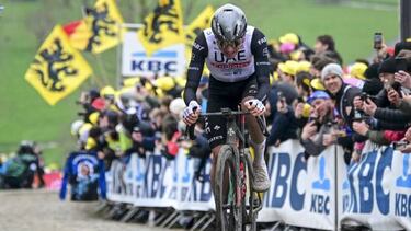 Tadej Pogacar rueda destacado en el Tour de Flandes.
