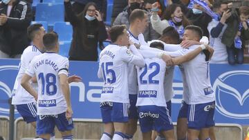 Los jugadores del Real Zaragoza celebran el primer gol contra la Unión Deportiva Las Palmas.