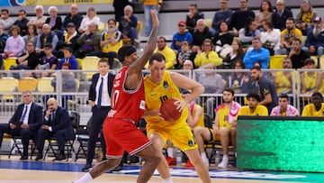El jugador del Hapoel Shlomo Tel Aviv Marcus Foster (i) lucha con el jugador del Dreamland Gran Canaria Miquel Salvó (d).
