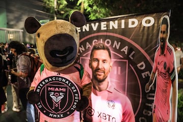 Un aficionado disfrazado de la mascota del Inter Miami espera la llegada de Lionel Messi y el equipo.