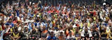 Aficionados saludan el paso de vehículos participantes en el Rally Dakar 2015.