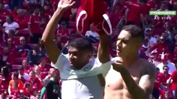 Insólito: ¡Paolo Guerrero obligó a un rival cambiarle la camiseta!