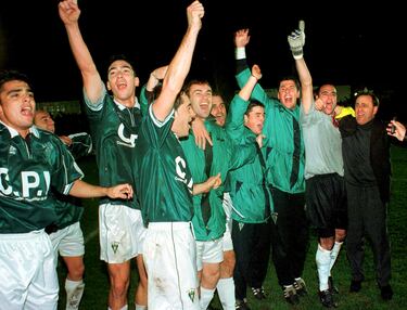 En los primeros años del siglo XXI, se produjo una de las mayores sorpresas de la historia de la Copa del Rey. El Real Madrid, que estaba viviendo un cambio de ciclo, se tenía que medir en una de las competiciones más exigentes de España, al Toledo, un conjunto que, a priori, no era el gran favorito para acceder a la siguiente fase. Sin embargo, no se debe descartar a nadie en una competencia como esta. Hay que destacar que, en esa temporada, el formato de la competición había cambiado ya que los ‘grandes’ tenían que jugar a partido único en el campo de los equipos más modestos. Algo muy parecido a lo que sucede en la actualidad. En ese momento, el Toledo dio una de las mayores campanadas de la historia de la Copa del Rey, ya que consiguió ganar al Real Madrid por 2-1 en su casa, y pudo acceder a la siguiente fase.