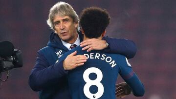 Soccer Football - Premier League - Southampton v West Ham United - St Mary&#039;s Stadium, Southampton, Britain - December 27, 2018   West Ham&#039;s Felipe Anderson celebrates with West Ham manager Manuel Pellegrini after the match   REUTERS/Hannah McKay    EDITORIAL USE ONLY. No use with unauthorized audio, video, data, fixture lists, club/league logos or &quot;live&quot; services. Online in-match use limited to 75 images, no video emulation. No use in betting, games or single club/league/player publications.  Please contact your account representative for further details.