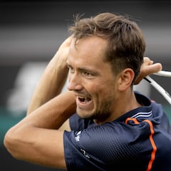 Medvedev avanza sin problemas; Tsitsipas salva los muebles