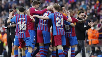 Soccer Football - LaLiga - FC Barcelona v Atletico Madrid - Camp Nou, Barcelona, Spain - February 6, 2022 FC Barcelona's Dani Alves celebrates scoring their fourth goal with teammates and coach Xavi REUTERS/Albert Gea