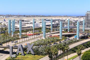 LAX, como realmente se le conoce, es el aeropuerto principal de la ciudad de Los ?ngeles, California. El aeropuerto est¨¢ localizado al suroeste, en el barrio de Westchester, a 27 kil¨®metros del centro de Los ?ngeles. LAX maneja m¨¢s pasajeros de "origen y destino" (no en conexi¨®n) que cualquier otro aeropuerto del mundo.