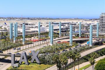 LAX, como realmente se le conoce, es el aeropuerto principal de la ciudad de Los Ángeles, California. El aeropuerto está localizado al suroeste, en el barrio de Westchester, a 27 kilómetros del centro de Los Ángeles. LAX maneja más pasajeros de "origen y destino" (no en conexión) que cualquier otro aeropuerto del mundo.