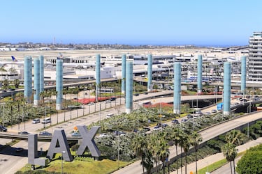 LAX, como realmente se le conoce, es el aeropuerto principal de la ciudad de Los Ángeles, California. El aeropuerto está localizado al suroeste, en el barrio de Westchester, a 27 kilómetros del centro de Los Ángeles. LAX maneja más pasajeros de "origen y destino" (no en conexión) que cualquier otro aeropuerto del mundo.