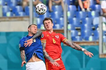 Federico Bernardeschi y Joe Rodon