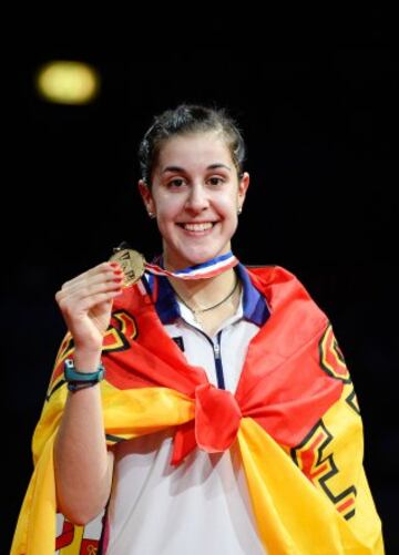 Carolina Marí­n consiguió en el mismo año (2014) ser la primera española campeona de Europa y la tercera no asiática en convertirse campeona del mundo de bádminton. Dos años mÃ¡s tarde cerraría el círculo al conseguir el oro en los Juegos de Río