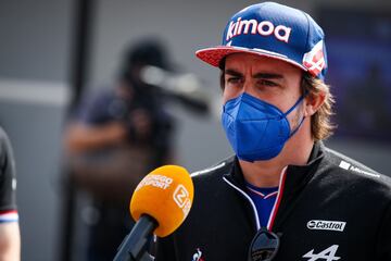 Fernando Alonso ofrece una conferencia de prensa en las prácticas