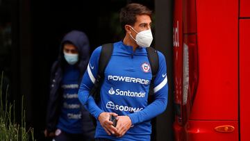 Futbol, salida de jugadores de la seleccion chilena del hotel Hyatt
El jugador de la seleccion chilena Diego Valencia es fotografiado a su salida del Hotel Hyatt Centric de Santiago rumbo a Brasil para disputar los cuartos de final de la Copa America 2021.
30/06/2021
Jonnathan Oyarzun/Photosport
Football, Chilean National team players departure of Hotel Hyatt
Chile's player Diego Valencia is pictured as he departure at the Hotel Hyatt Centric of Santiago heading to Brazil to play the
quarter finals of Copa America 2021.
06/30/2021
Jonnathan Oyarzun/Photosport