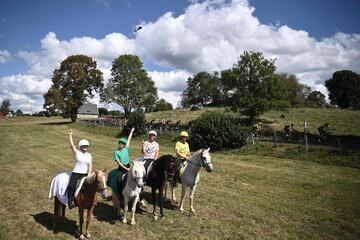 Un grupo de aficionados a caballo animan durante la etapa de hoy. 