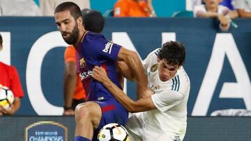 Arda Turan disputa un bal&oacute;n con Vallejo en el Cl&aacute;sico de Miami.