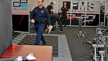 <b>LÍO. </b>La policía autonómica catalana visitando el box de FMS.