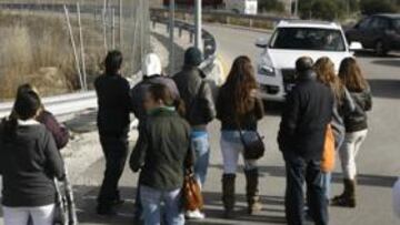 <b>EXPECTACIÓN. </b>Madridistas en los alrededores de Valdebebas.