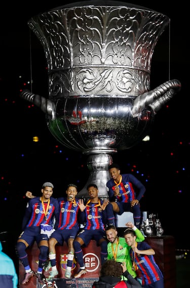 Los jugadores del Barcelona celebran la victoria ante el Real Madrid.