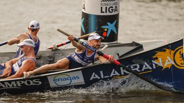 GRAFCAV7054. BILBAO, 02/07/2022.- El proel de Urdaibai inicia la maniobra de ciaboga en la IV Bandera de Bilbao, primera regata puntuable para la Liga Euskotren, la liga femenina de traineras más importante. EFE/Miguel Toña