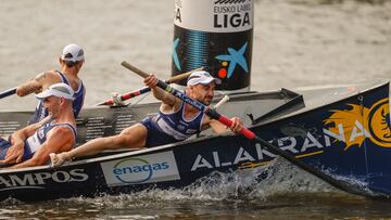 GRAFCAV7054. BILBAO, 02/07/2022.- El proel de Urdaibai inicia la maniobra de ciaboga en la IV Bandera de Bilbao, primera regata puntuable para la Liga Euskotren, la liga femenina de traineras más importante. EFE/Miguel Toña
