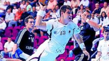 <b>IMPARABLE. </b>Aguinagalde saca petroleo desde el pivote.