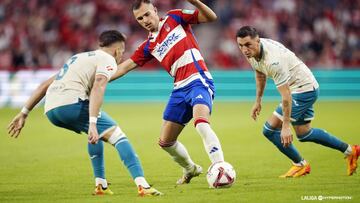 Acción de la primera vuelta del partido Granada-Córdoba