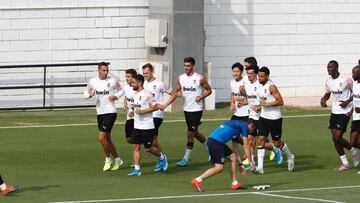 La plantilla del Valencia se ejercita en la Ciudad Deportiva de Paterna.