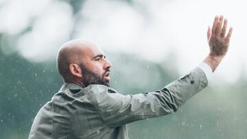 Claudio Giráldez, entrenador del Celta, realiza indicaciones durante un partido amistoso.