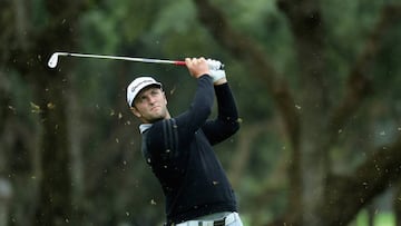 Jon Rahm golpea una bola durante un entrenamiento de cara al Andalucia Valderrama Masters en el Real Club Valderrama.