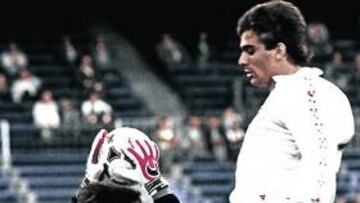 <b>SEGURO. </b>Abel bloca un balón ante el intento de remate de Cholo.