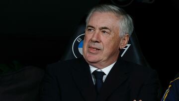 MADRID, 10/03/2024.- El entrenador del Real Madrid, Carlo Ancelotti (d), se saluda con el entrenador del Celta de Vigo, Rafa Benítez, durante el partido de la jornada 28 de LaLiga que Real Madrid y Celta de Vigo disputan hoy domingo en el estadio Santiago Bernabéu. EFE/Chema MoyaEFE/ J.J.Guillen
