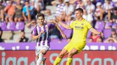 VALLADOLID, SPAIN - AUGUST 13: Juan Foyth of Villarreal CF controls the ball whilst under pressure from Toni Villa of Real Valladolid during the LaLiga Santander match between Real Valladolid CF and Villarreal CF at Estadio Municipal Jose Zorrilla on August 13, 2022 in Valladolid, Spain. (Photo by Juan Manuel Serrano Arce/Getty Images)