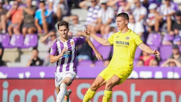 VALLADOLID, SPAIN - AUGUST 13: Juan Foyth of Villarreal CF controls the ball whilst under pressure from Toni Villa of Real Valladolid during the LaLiga Santander match between Real Valladolid CF and Villarreal CF at Estadio Municipal Jose Zorrilla on August 13, 2022 in Valladolid, Spain. (Photo by Juan Manuel Serrano Arce/Getty Images)