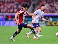 Richard Ledezma (L) of Guadalajara fights for the ball with Angel Marquez (R) of Cruz Azul during the quarter-final first match between Guadalajara and Cruz Azul as part of the Liga BBVA MX, Torneo Apertura 2025 at Akron Stadium, on November 27, 2025 in Guadalajara, Jalisco, Mexico.
