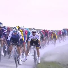 La brutal caída masiva en la Strade Bianche: lo de Alaphilippe pone los pelos de punta