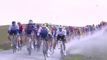 Impresionante caída masiva en la Strade Bianche