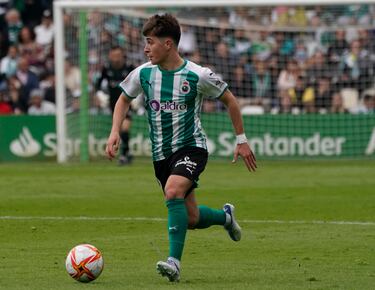 Pablo Torre se formó y destacó en el Racing de Santander, donde fue una pieza clave hasta su salida en marzo de 2022. En su última temporada impulsó al equipo al ascenso a Segunda División, firmando 10 goles y 9 asistencias antes de poner rumbo al FC Barcelona.