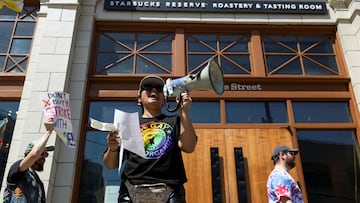Los empleados de Starbucks en Cypress Park protestaron con decoraciones del Orgullo afuera de la tienda mientras las luces estaban apagadas en el interior.