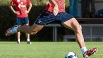 <b>OTRA VEZ JUNTOS. </b>David López tendrá que surtir de balones de gol a Llorente.