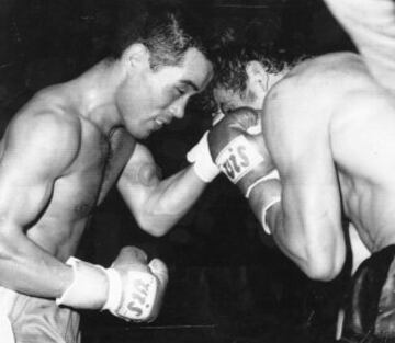 21 de septiembre de 1974 Roma, Italia. Perico Fernández vence a Lion Furuyama por puntos en 15 asaltos con decisión dividida y se proclama campeón del mundo del superligero versión del consejo mundial de boxeo.