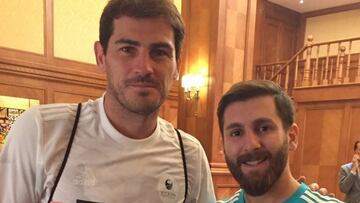 Iker Casillas posando con el doble de Messi y la camiseta del Madrid.