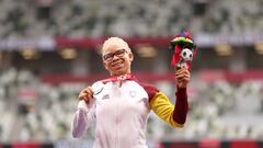 La atleta española Adiaratou Iglesias posa con su medalla de plata en los Juegos Paralímpicos de Tokio 2020